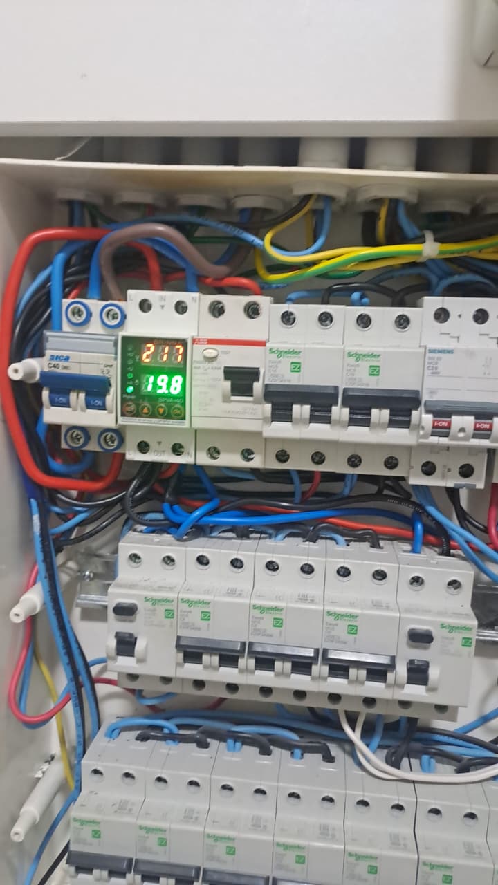 Detalle de cableado y dispositivos de protección eléctrica
